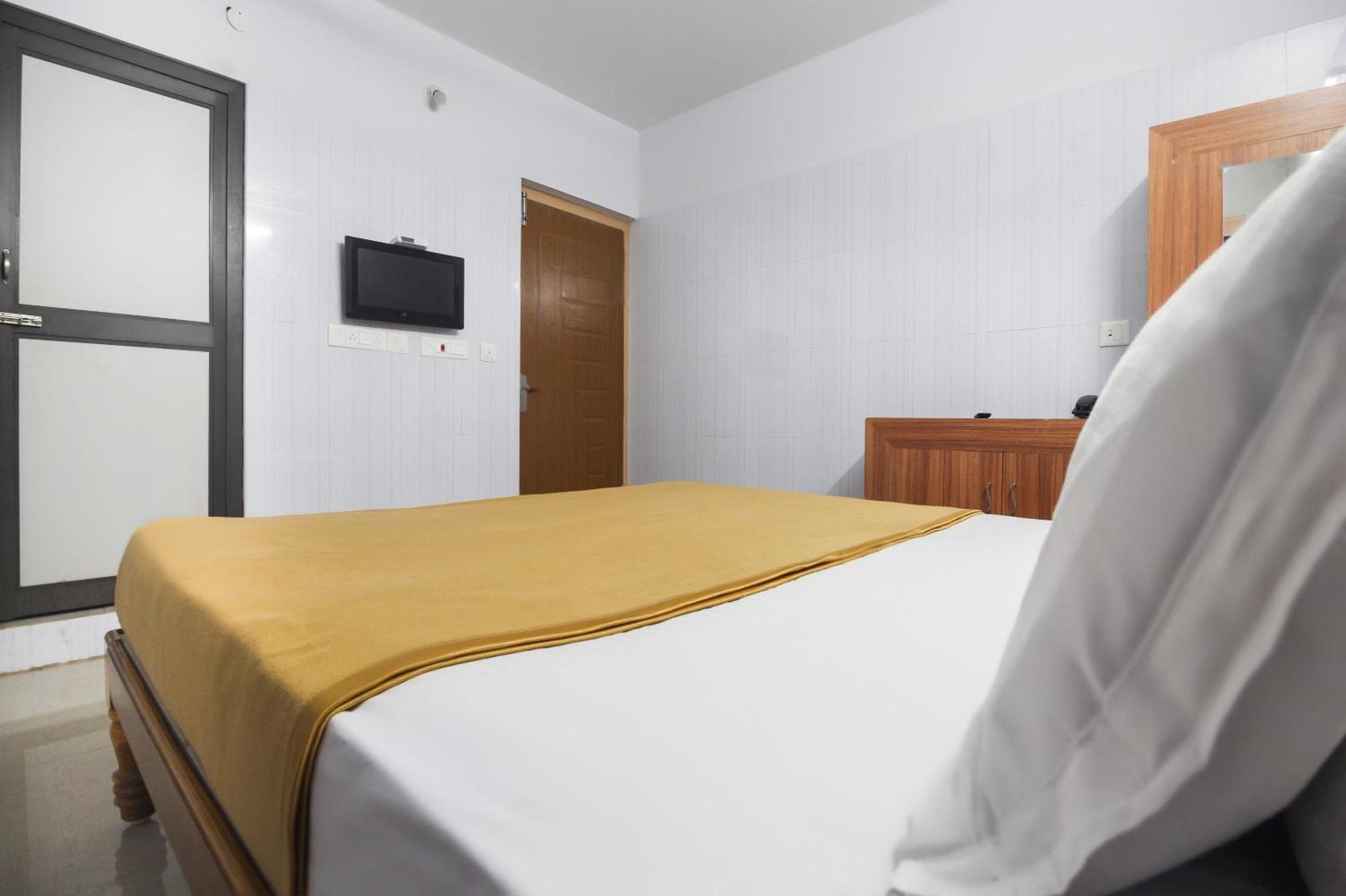 โอโย 61145 Jks ดีลักซ์ ลอดจ์ Hotel Udaiyarpalaiyam ภายนอก รูปภาพ